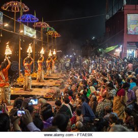 evening-hindu-prayer-ceremony-puja-next-to-the-river-ganges-in-varanasi-ftae9x
